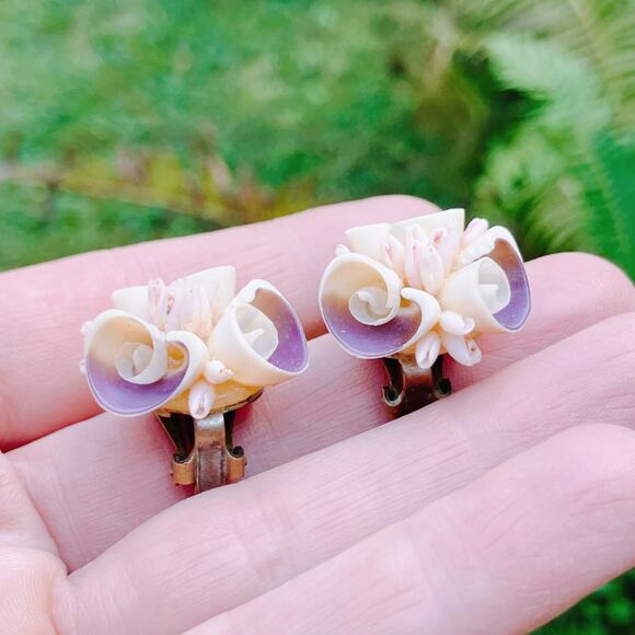 VTG Japan Shell Flower Clip On Earrings Mid Century 1950s 1960s Beachy Playful - Picture 4 of 11